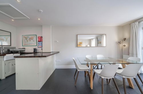 Photo 14 - JOIVY Modern 2 bed flat in Central London, sleeps 6