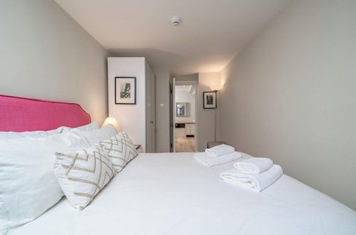 Photo 6 - JOIVY Modern 2 bed flat in Central London, sleeps 6