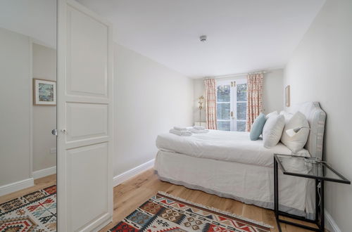 Photo 8 - JOIVY Modern 2 bed flat in Central London, sleeps 6