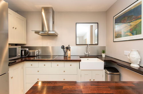 Photo 14 - JOIVY Modern 2 bed flat in Central London, sleeps 6