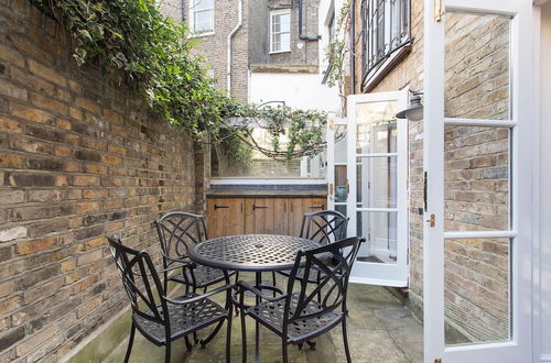 Photo 23 - JOIVY Modern 2 bed flat in Central London, sleeps 6