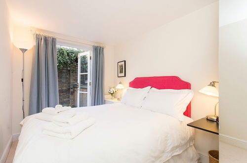 Photo 2 - JOIVY Modern 2 bed flat in Central London, sleeps 6