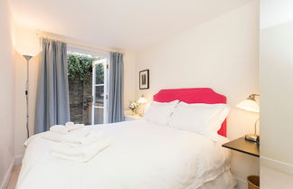 Photo 2 - JOIVY Modern 2 bed flat in Central London, sleeps 6