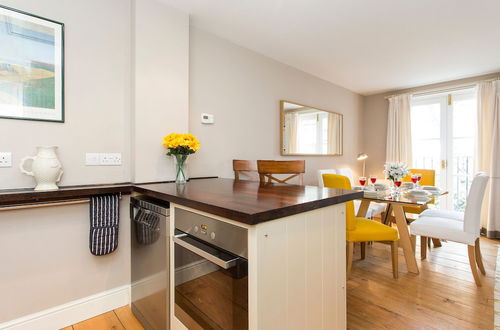 Photo 15 - ALTIDO Modern 2 bed flat in Central London, sleeps 6