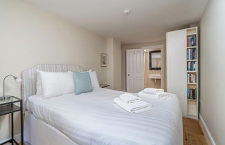 Photo 3 - JOIVY Modern 2 bed flat in Central London, sleeps 6