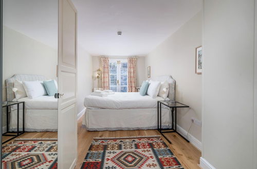 Photo 7 - JOIVY Modern 2 bed flat in Central London, sleeps 6