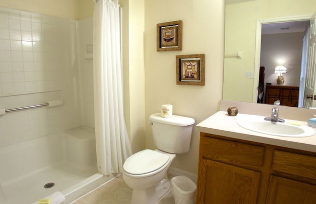Norwich Townhome at Emerald Island - Foto 11