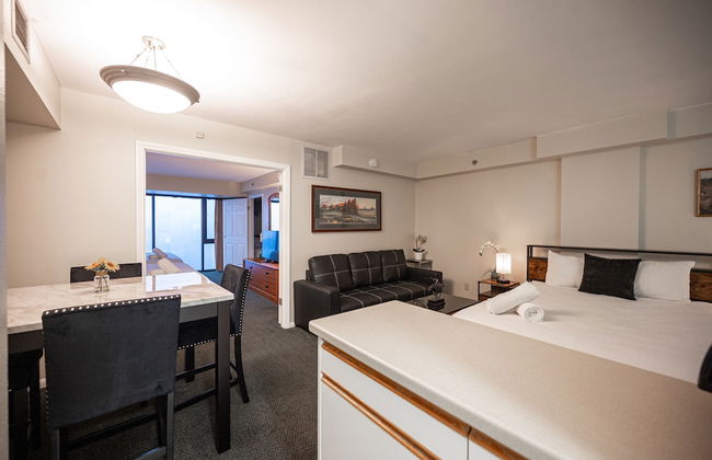 PENTHOUSE SUITE on the Strip - 6 Comfy BEDS - Photo 10