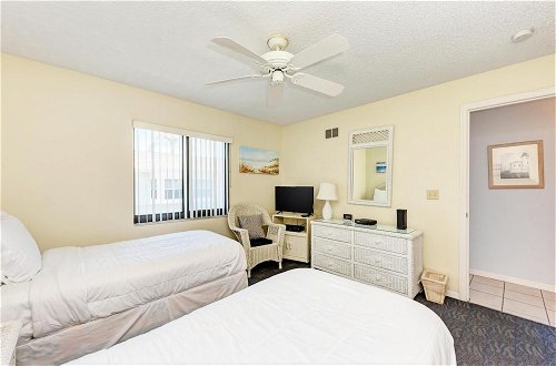Foto 19 - Gulf Breeze Ami-2bd-2ba-condo-private Beach Access-heater Pool-water Views From Every Window