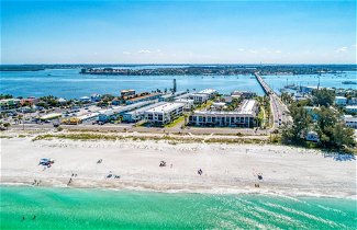 Foto 3 - Gulf Breeze Ami-2bd-2ba-condo-private Beach Access-heater Pool-water Views From Every Window