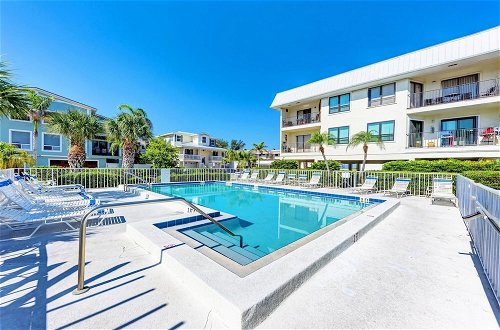 Foto 12 - Gulf Breeze Ami-2bd-2ba-condo-private Beach Access-heater Pool-water Views From Every Window