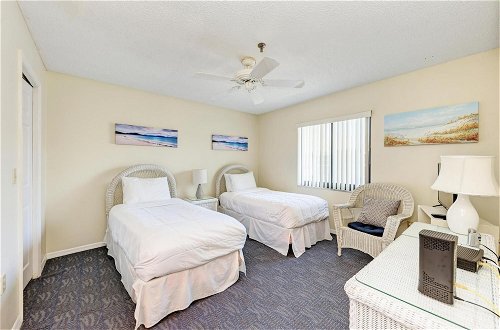 Foto 33 - Gulf Breeze Ami-2bd-2ba-condo-private Beach Access-heater Pool-water Views From Every Window