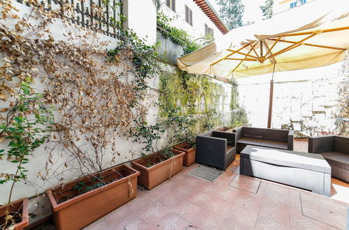 Photo 9 - Traditional apt Close to The Duomo - private yard