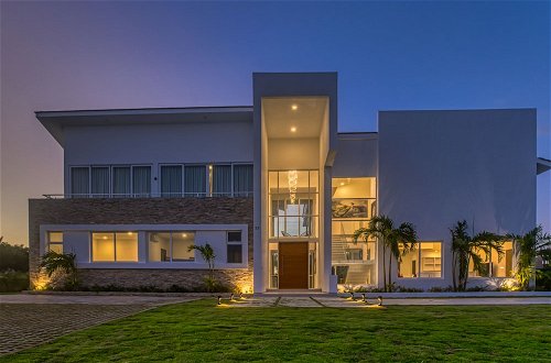 Photo 18 - Modern and Fresh Oceanfront Villa
