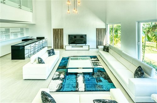 Foto 16 - Modern and Fresh Oceanfront Villa