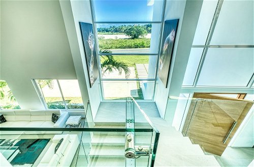Foto 12 - Modern and Fresh Oceanfront Villa