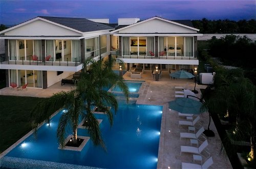 Photo 27 - Modern and Fresh Oceanfront Villa