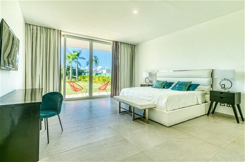 Photo 5 - Modern and Fresh Oceanfront Villa