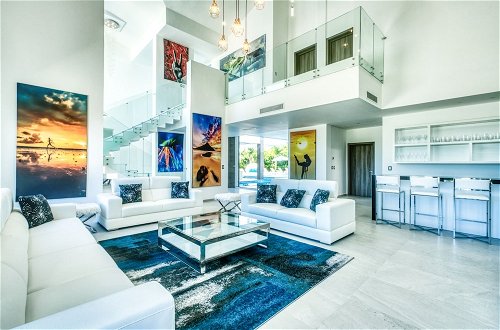 Foto 13 - Modern and Fresh Oceanfront Villa