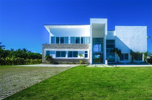 Photo 17 - Modern and Fresh Oceanfront Villa