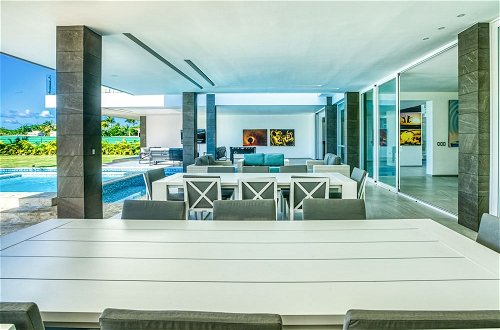 Foto 19 - Modern and Fresh Oceanfront Villa