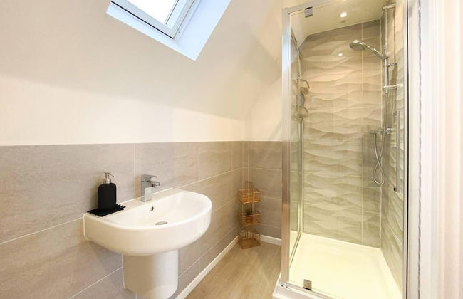 Stunning 4 Bed House With Cinema Room & Parking - Foto 29