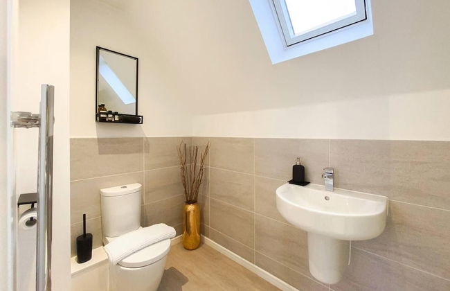 Stunning 4 Bed House With Cinema Room & Parking - Foto 20