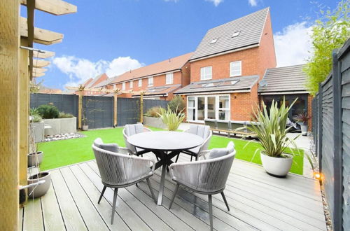 Photo 19 - Stunning 4 Bed House With Cinema Room & Parking