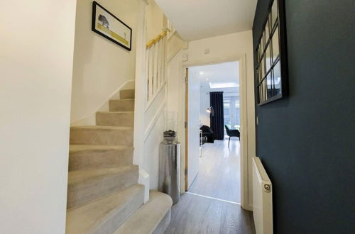 Photo 4 - Stunning 4 Bed House With Cinema Room & Parking