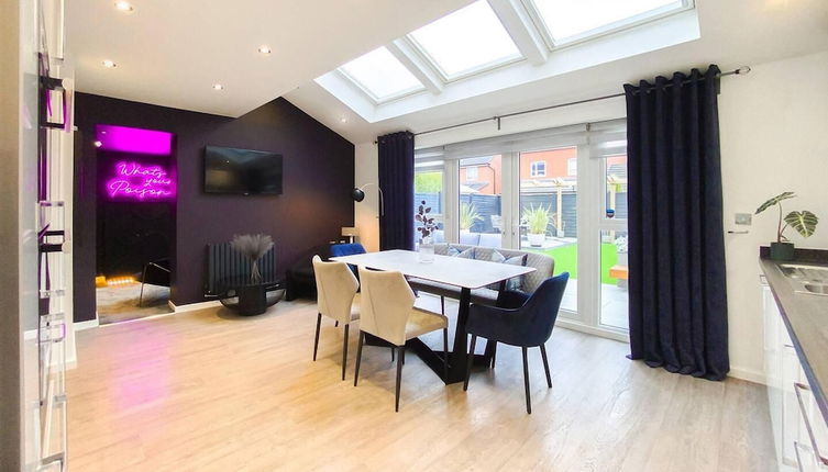 Photo 1 - Stunning 4 Bed House With Cinema Room & Parking