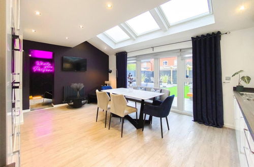 Foto 1 - Stunning 4 Bed House With Cinema Room & Parking