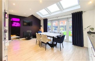 Photo 1 - Stunning 4 Bed House With Cinema Room & Parking