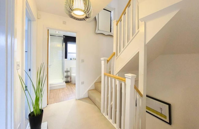Stunning 4 Bed House With Cinema Room & Parking - Foto 2