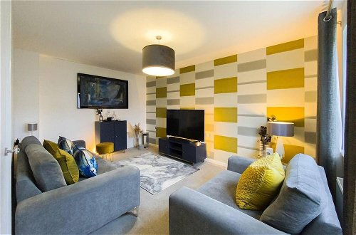 Photo 14 - Stunning 4 Bed House With Cinema Room & Parking