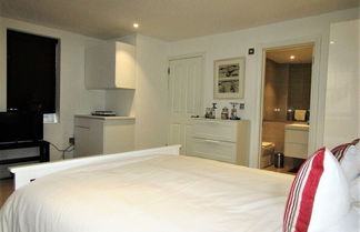 Photo 2 - Stylish Private Double En-suite - 1