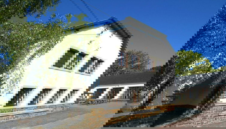 Foto 1 - The Architecture of a Re-examined School
