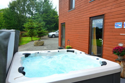 Foto 23 - Quaint Cottage In Petite Langlire with Hot Tub