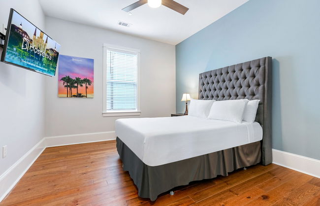Stunning Modern and Fully-Upgraded 5 BR with Pool - Photo 6