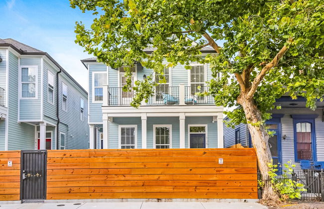 Stunning Modern and Fully-Upgraded 5 BR with Pool - Photo 42