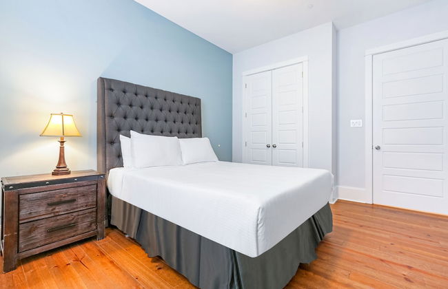Stunning Modern and Fully-Upgraded 5 BR with Pool - Photo 3