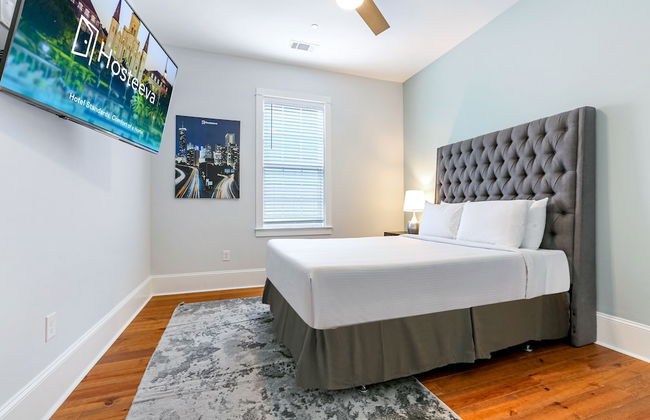 Stunning Modern and Fully-Upgraded 5 BR with Pool - Photo 8