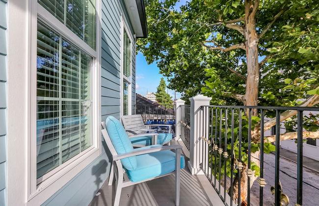 Stunning Modern and Fully-Upgraded 5 BR with Pool - Photo 24