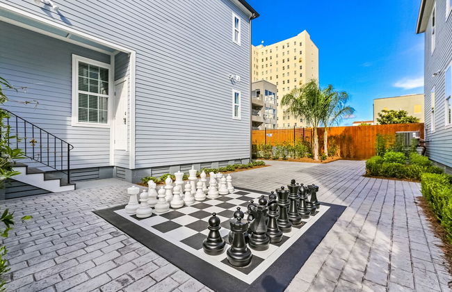 Stunning Modern and Fully-Upgraded 5 BR with Pool - Photo 41