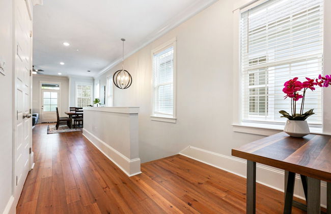 Stunning Modern and Fully-Upgraded 5 BR with Pool - Photo 38
