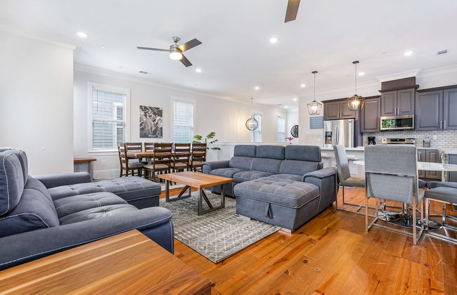 Stunning Modern and Fully-Upgraded 5 BR with Pool - Photo 23