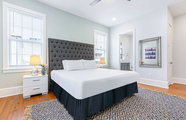 Stunning Modern and Fully-Upgraded 5 BR with Pool - Photo 11