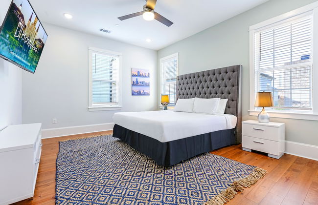 Stunning Modern and Fully-Upgraded 5 BR with Pool - Photo 10