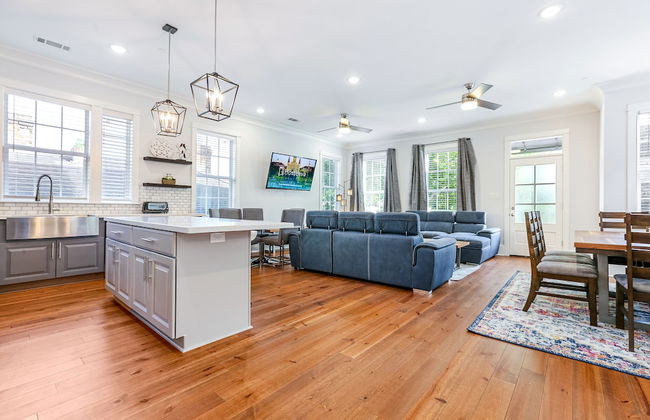 Stunning Modern and Fully-Upgraded 5 BR with Pool - Photo 17