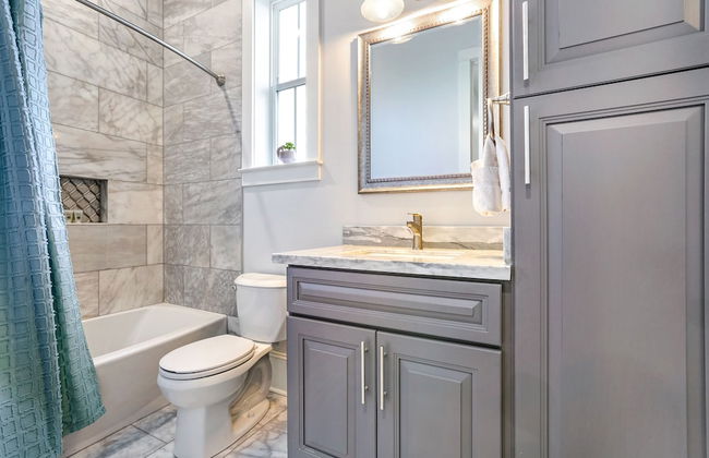 Stunning Modern and Fully-Upgraded 5 BR with Pool - Photo 26