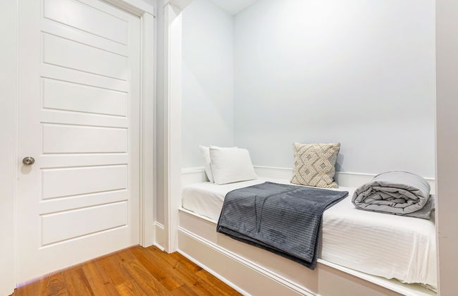 Stunning Modern and Fully-Upgraded 5 BR with Pool - Photo 19